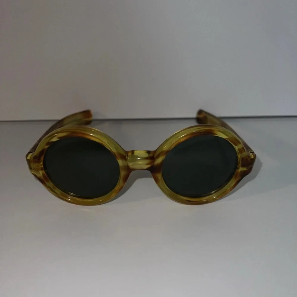 Vintage 1940s made in Italy tortoise shell round thick glasses Trendy Runway